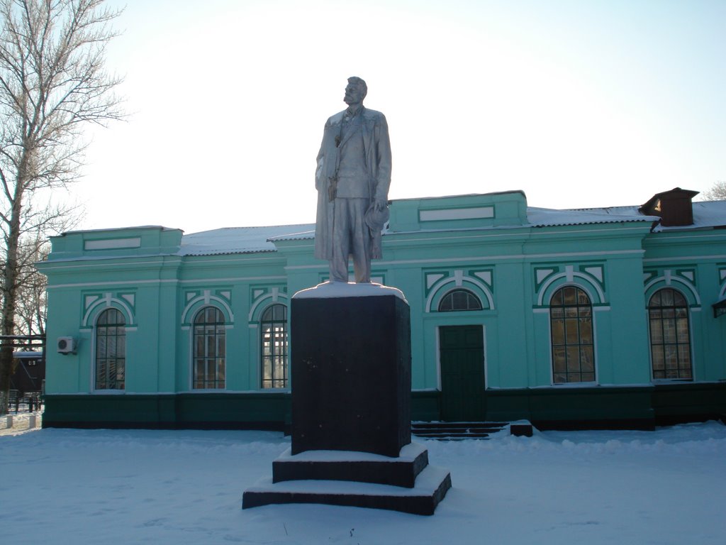 Памятник М.Горькому (привокзальная площадь), Кегичевка