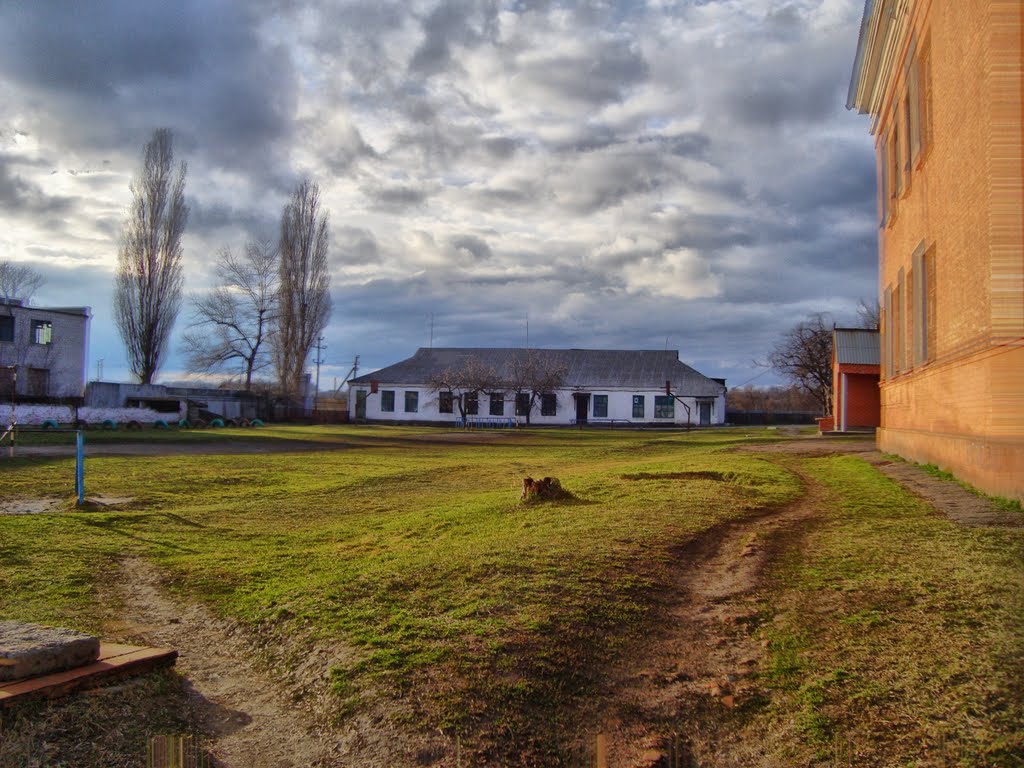 Школьная спорт-площадка, Красноград
