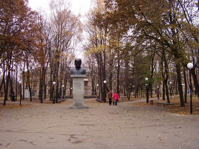 T.Shevchenkos monument in parkway Shevchenko in city centre, Лозовая