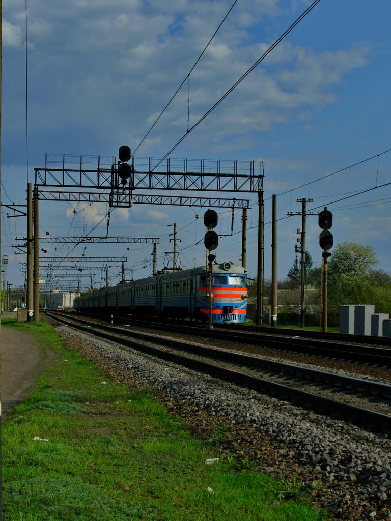 Электропоезд ЭР-2 отправился от ст. Люботин. ER-2 electric train leaves the Lyubotin st., Люботин