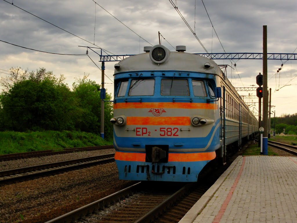 Электропоезд ЭР-2 прибывает на ст. Водолага. ER-2 electric train arriving on Vodolaga st., Новая Водолага