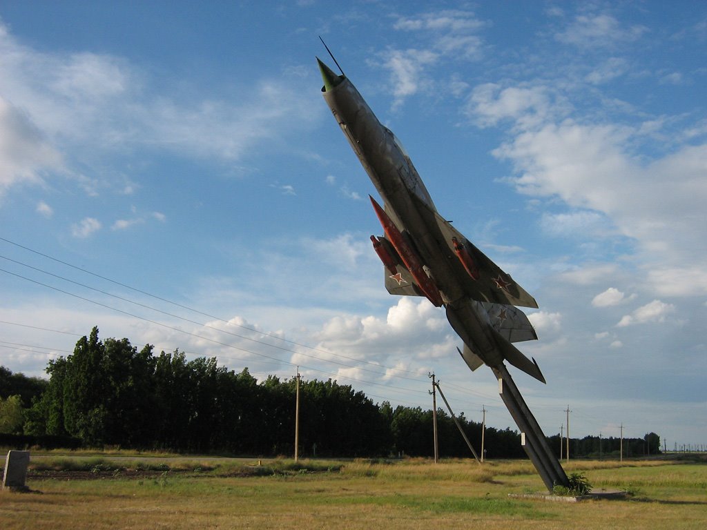 Миг-21 с подвесным топливным баком и блоками УБ-16-57УМП для неуправляемых реактивных снарядов С-5 (07.2008), Аскания-Нова