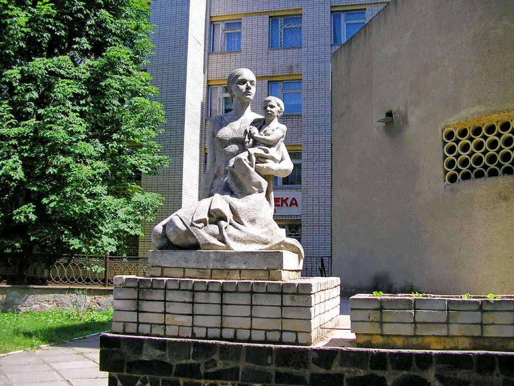 Скульптура возле роддома / Sculpture near the hospital, Великая Александровка