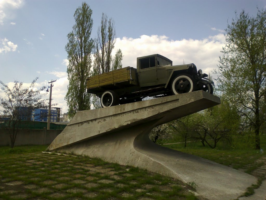 Пам’ятник вантажівці, Каховка