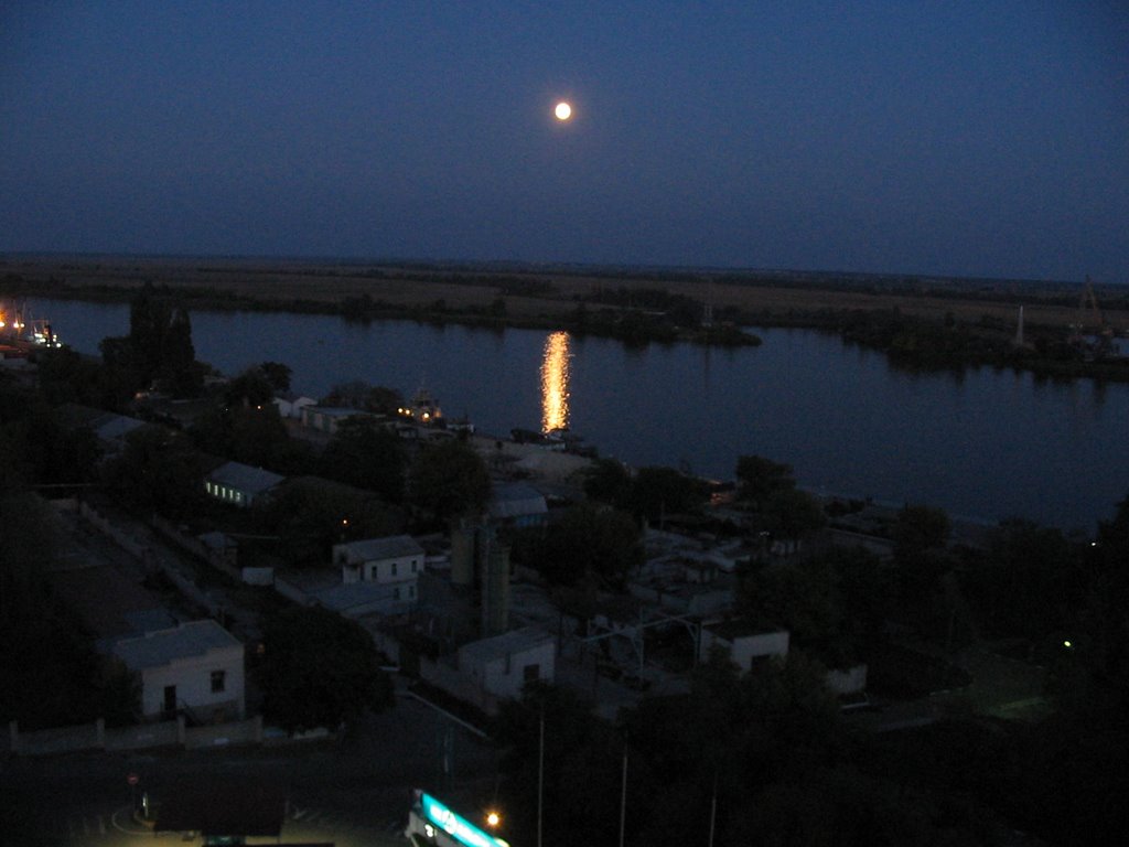 Moonlight over Dniepr river, Kherson. Sight from hotel "Fregat", 11th floor. Луна над Днепром. Вид с 11-го этажа гостиницы "Фрегат"., Херсон