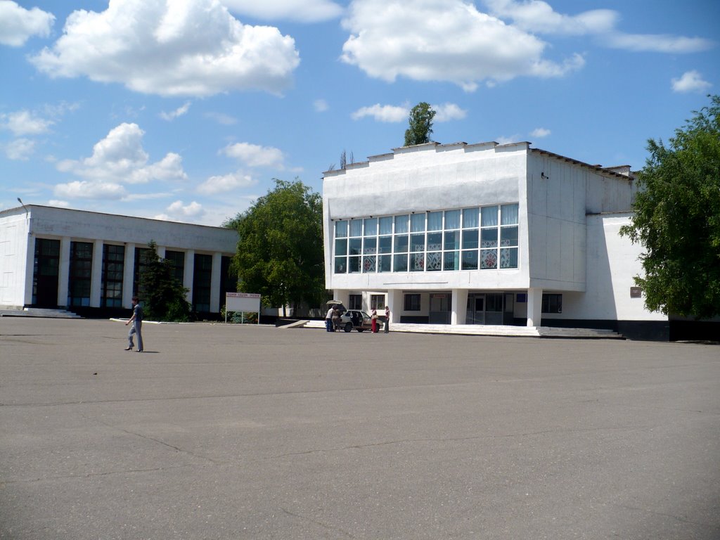 Central square of Chaplinka. "House of culture" (cinema, theatre, library). June, 2009, Чаплинка