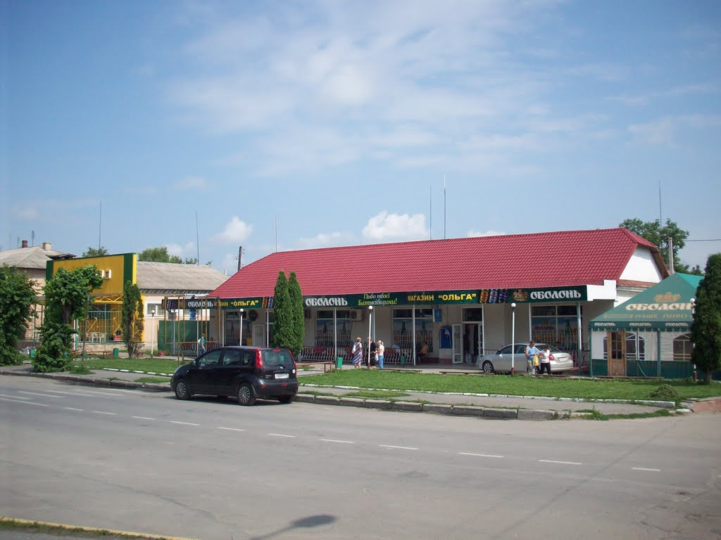 Маркет (бывший хозяйственный) и магазин "Ольга" (бывший "Шостый"), Городок