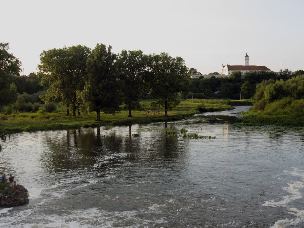 річка, на задньому плані колишній монастир, Изяслав