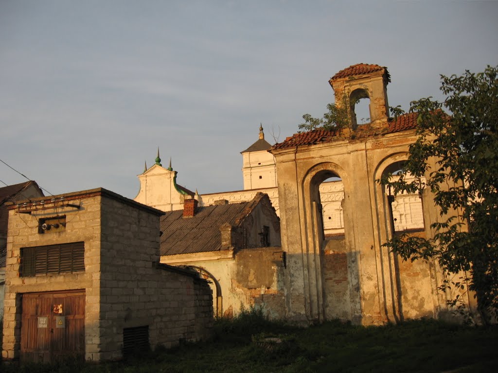 біля стін колишнього монастиря ♦ near the walls of former monastery, Изяслав