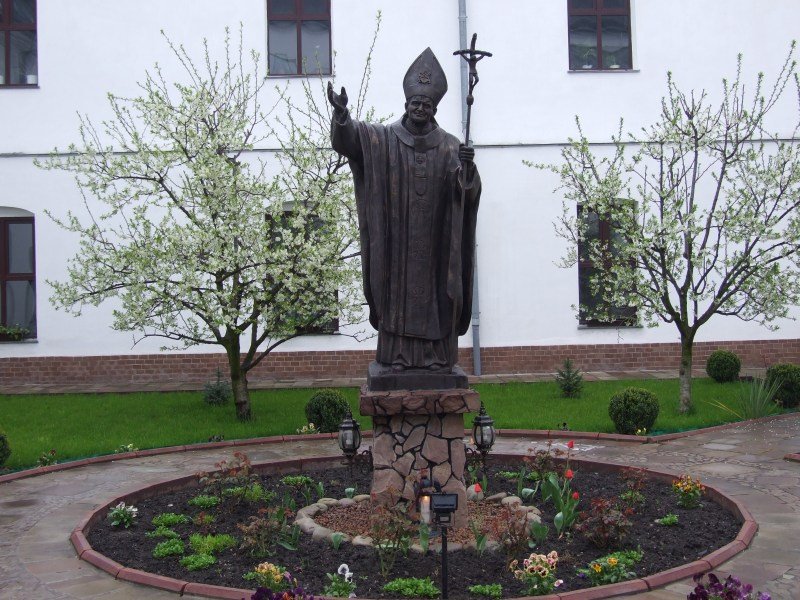 Pomnik Jana Pawła II na terenie klasztoru, Летичев