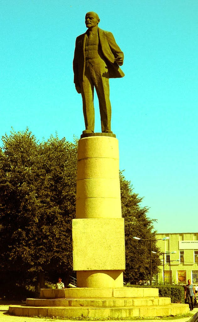 Головний пам*ятник Нової ушиці - Пам*ятник Леннону. Monument of  Lennon, Новая Ушица