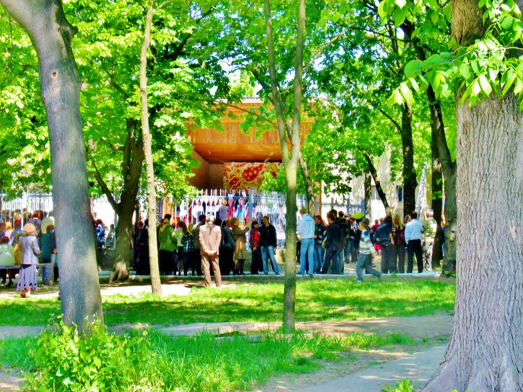 09.05.2008  11:03 На сцене исполняются народные песни и танцы., Звенигородка