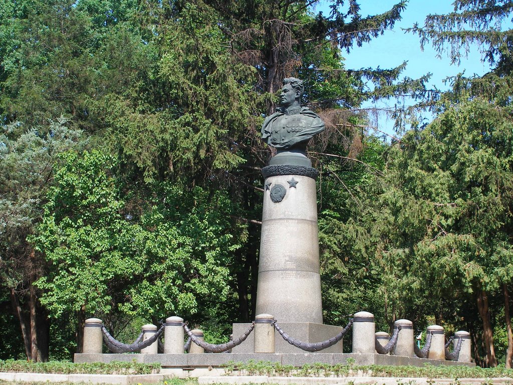 Памятник И. Д. Черняховскому, Умань
