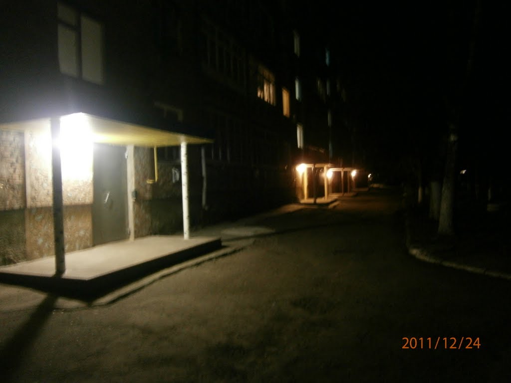 Двір будинку по вул. Калініна,60 вночі, Христиновка