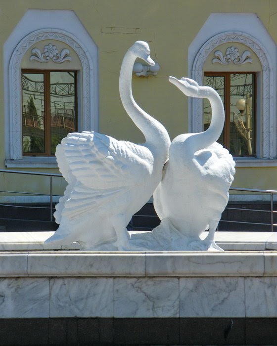 Лебеді - скульптура на вокзалі в Бахмачі, Бахмач