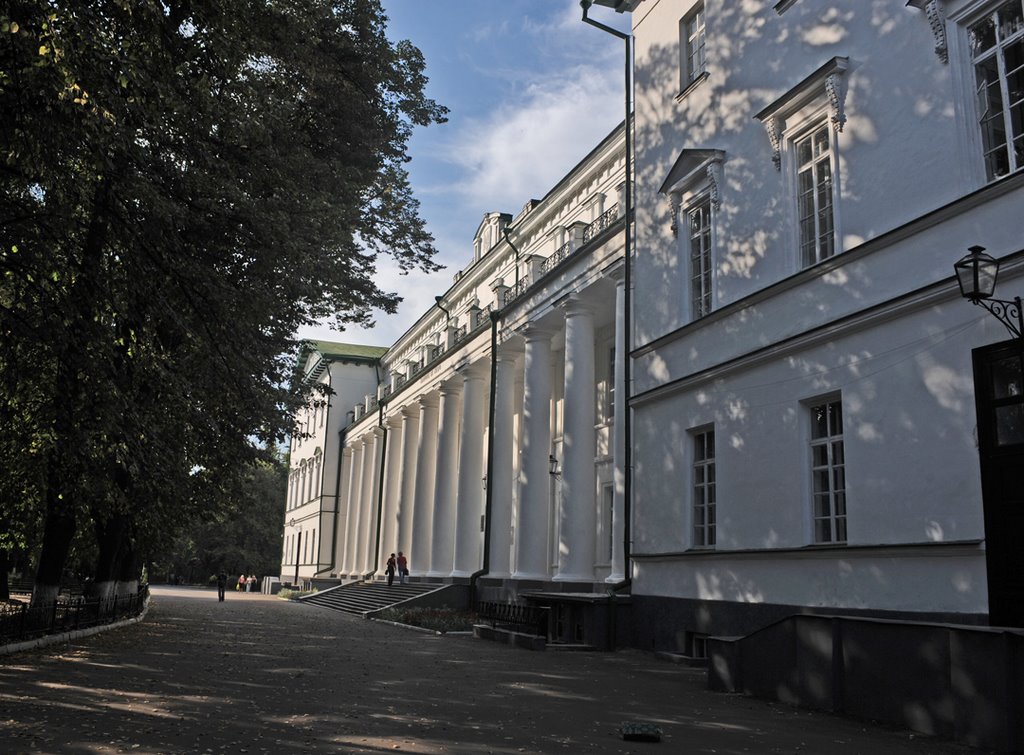 Университет(бывшая гимназия здание построено в 1805 - 1817), Нежин