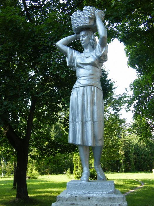 Памятник жінці з кошолкою, Новгород Северский