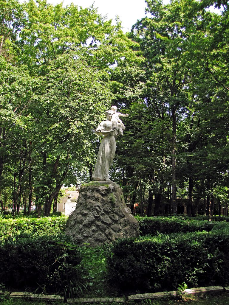 Khotyn. Sculpture in the park. / Хотин. Скульптура "Материнство" в парке., Хотин