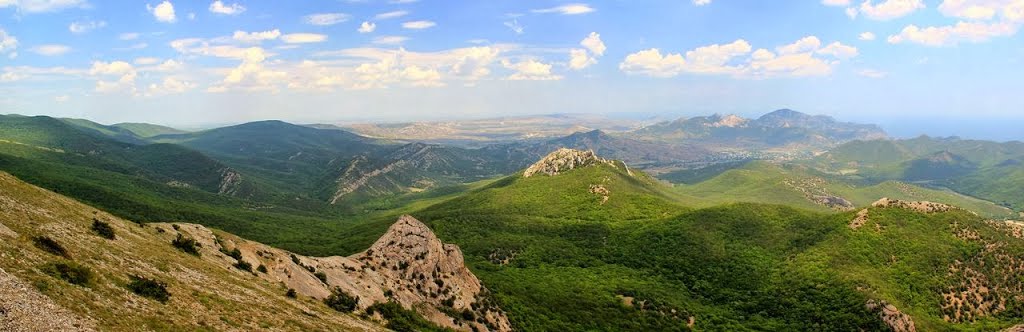 Вид на холмогорье юго-востока в сторону Коктебеля, с вершины горы Сандык-кая, Краснокаменка