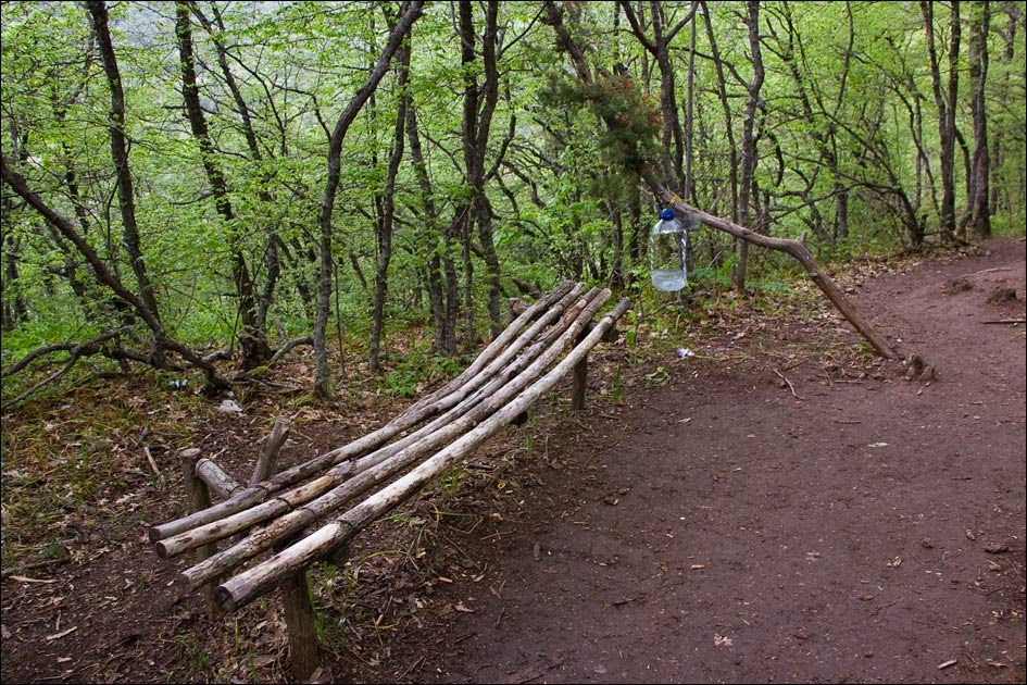 A bench on the trail to Kizil-Tash/Скамья на тропе в Кизил-Таш, Краснокаменка