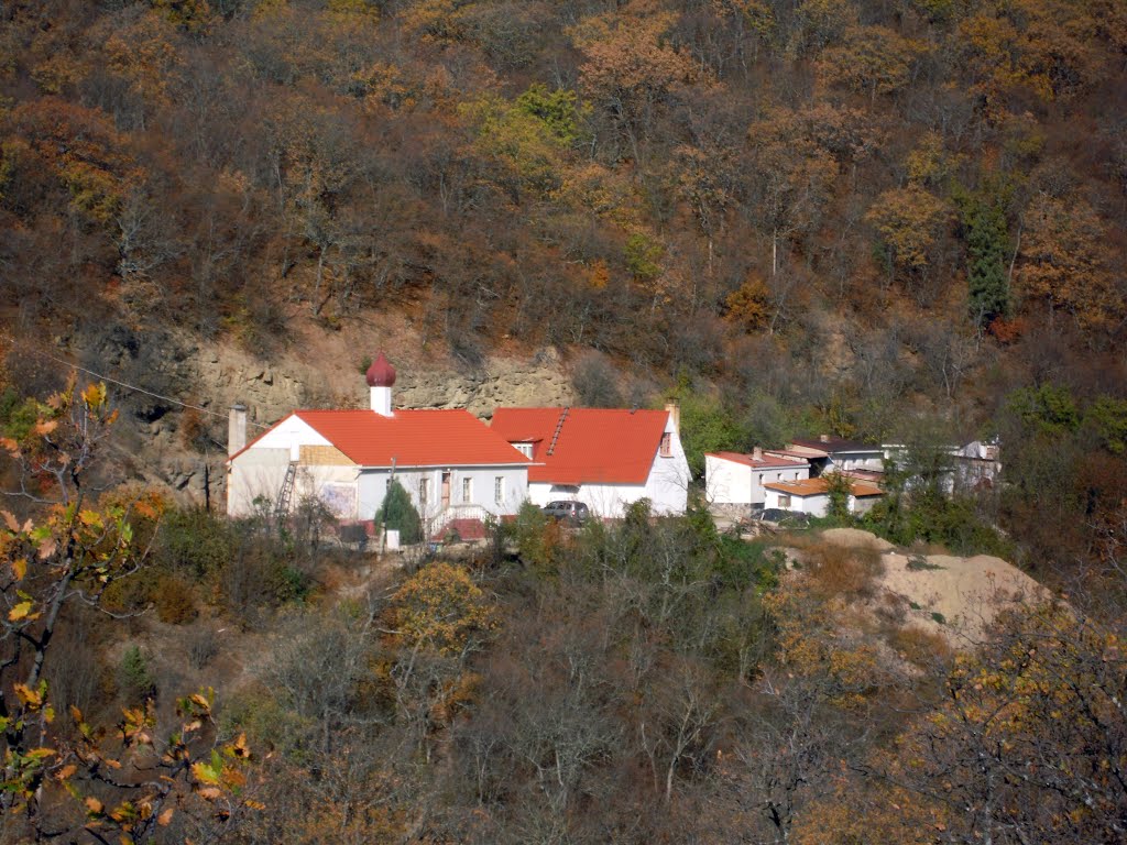 Кизилташский монастырь в окружении горного леса, Краснокаменка