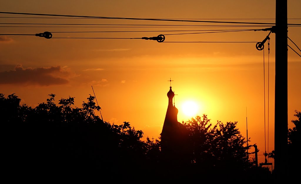 Купола небольшого храма в Вапнярке на фоне восходящего солнца., Вапнярка