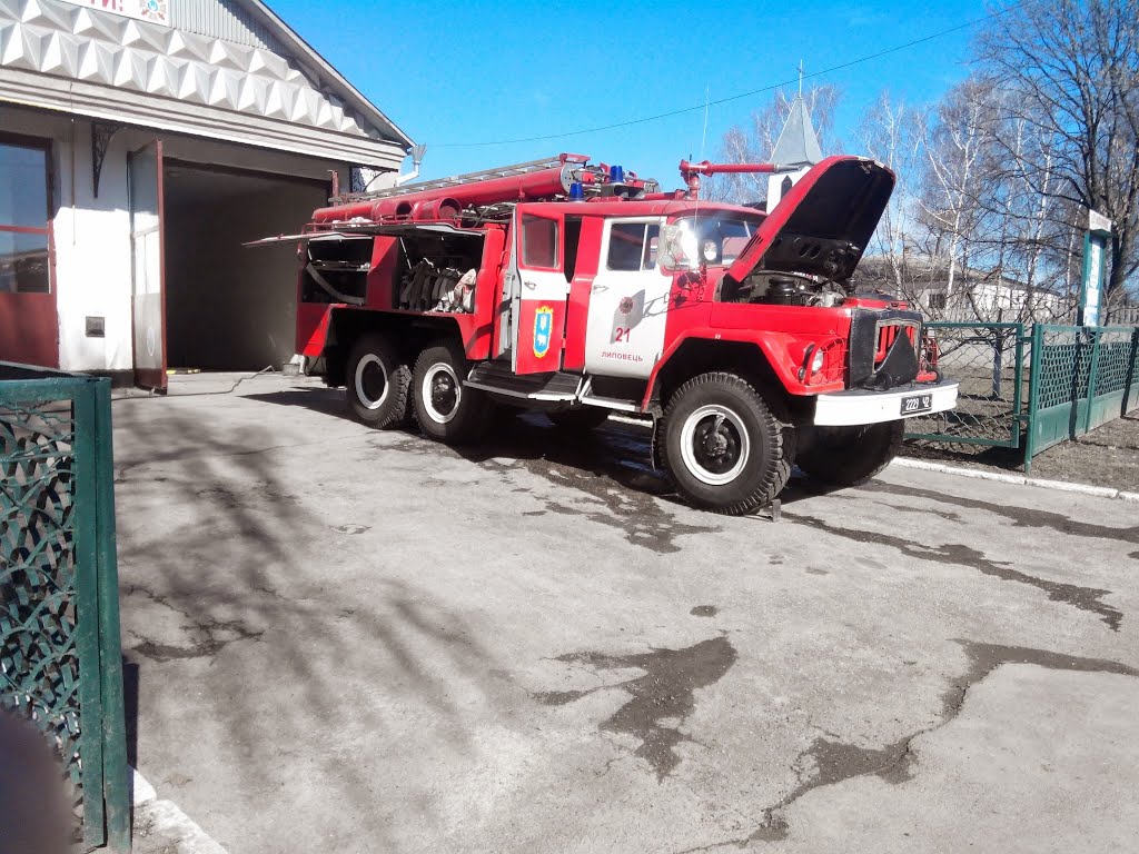 Пожарная машина у пожарной части, Липовец