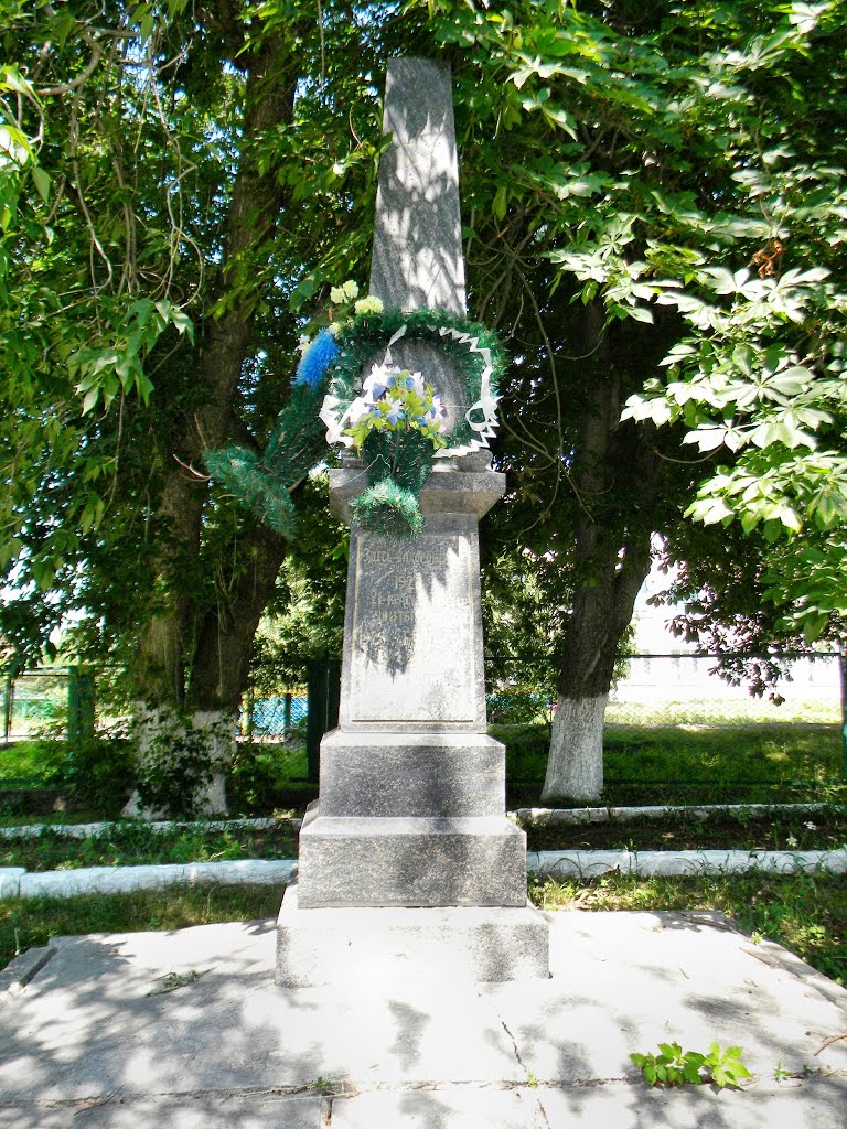 Памятник у школы, Липовец