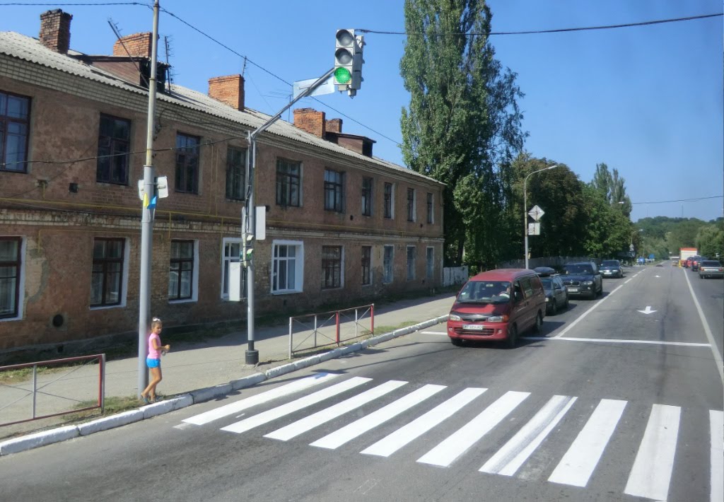 Lityn, Oblast Winnyzja,  Zebrastreifen, Ampel - Fußgänger werden gut geschützt., Литин