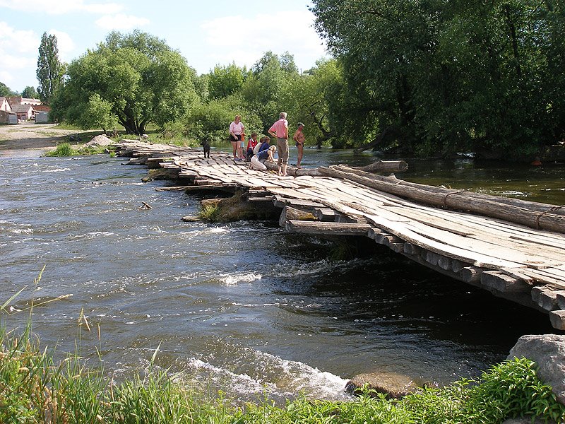 Holzbrücke über den Südlichen Bug inTyvriv, Тывров