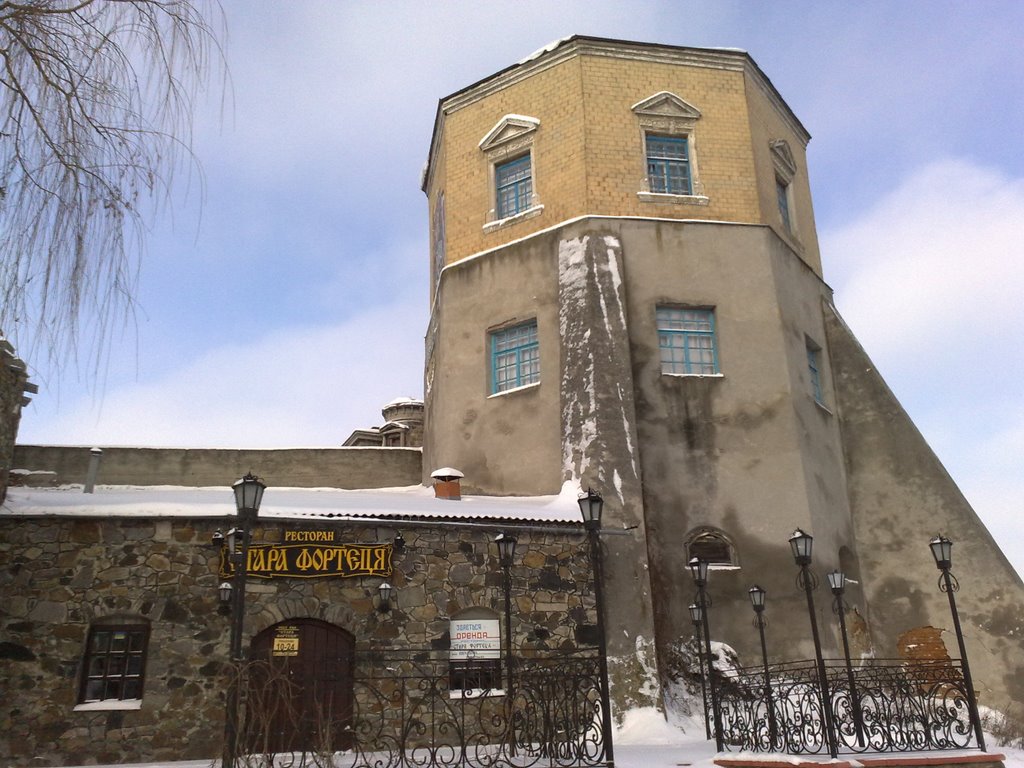 Castle tower and the restaurant "Стара Фортеця", Хмельник