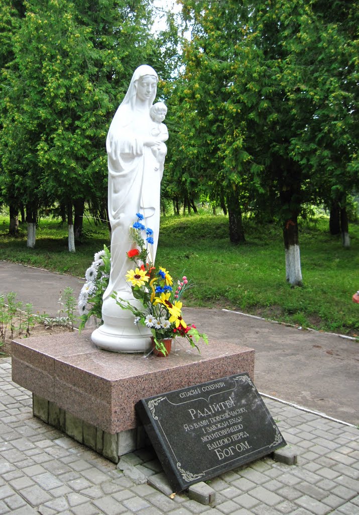 St. MARY  MONUMENT NEAR 2nd SCHOOL -  ФІҐУРА  БОГОРОДИЦІ  КОЛО  2-ї  ШКОЛИ, Горохов