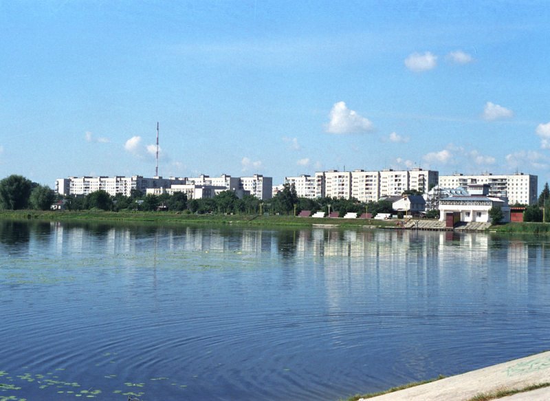 Ковельське водосховище. Вигляд на водно-веслувальну базу та житловий масив вулиці Володимирської, Ковель
