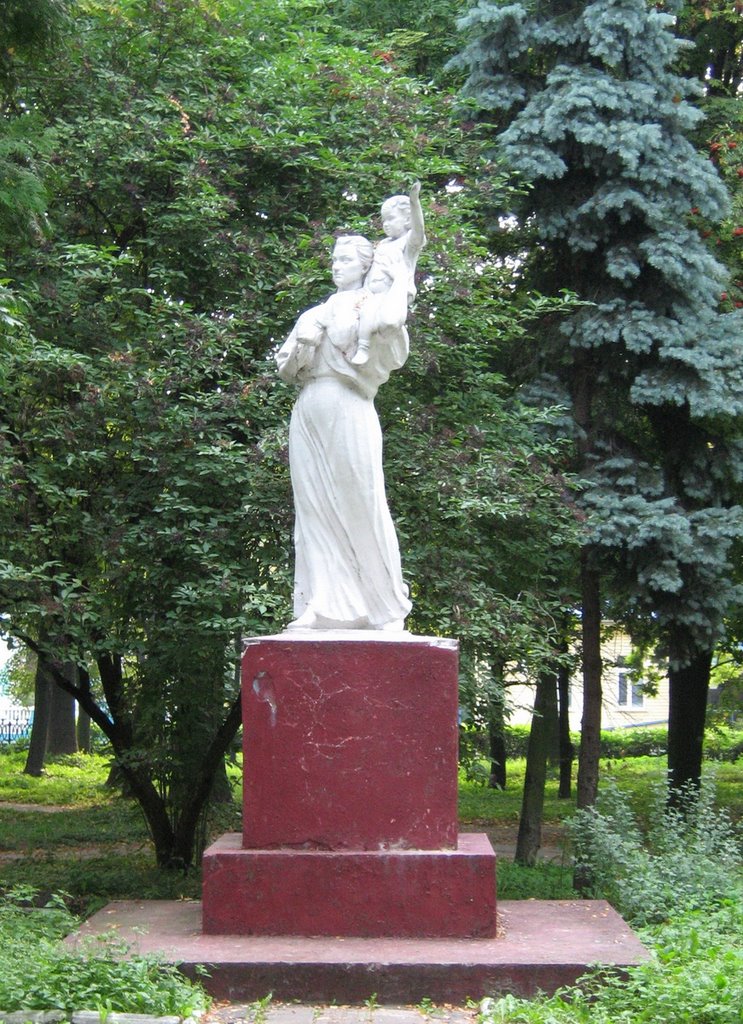 ►Статуя "жінка з дитиною", Любомль