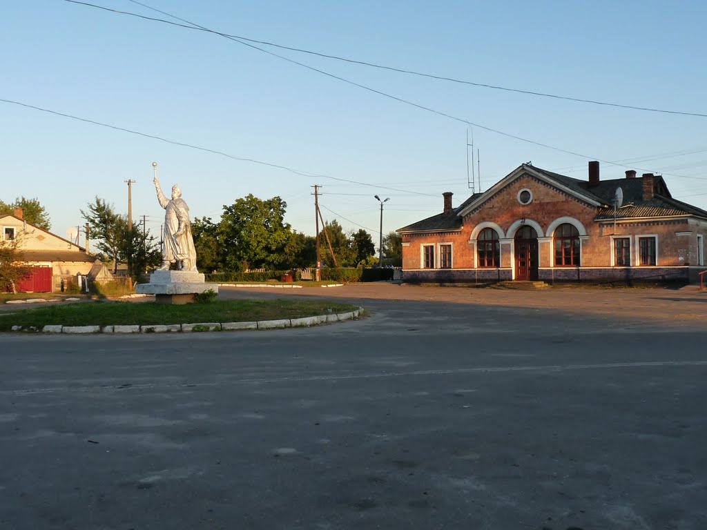 Вокзал у Любомлі, пам"ятник Хмельницькому, Любомль