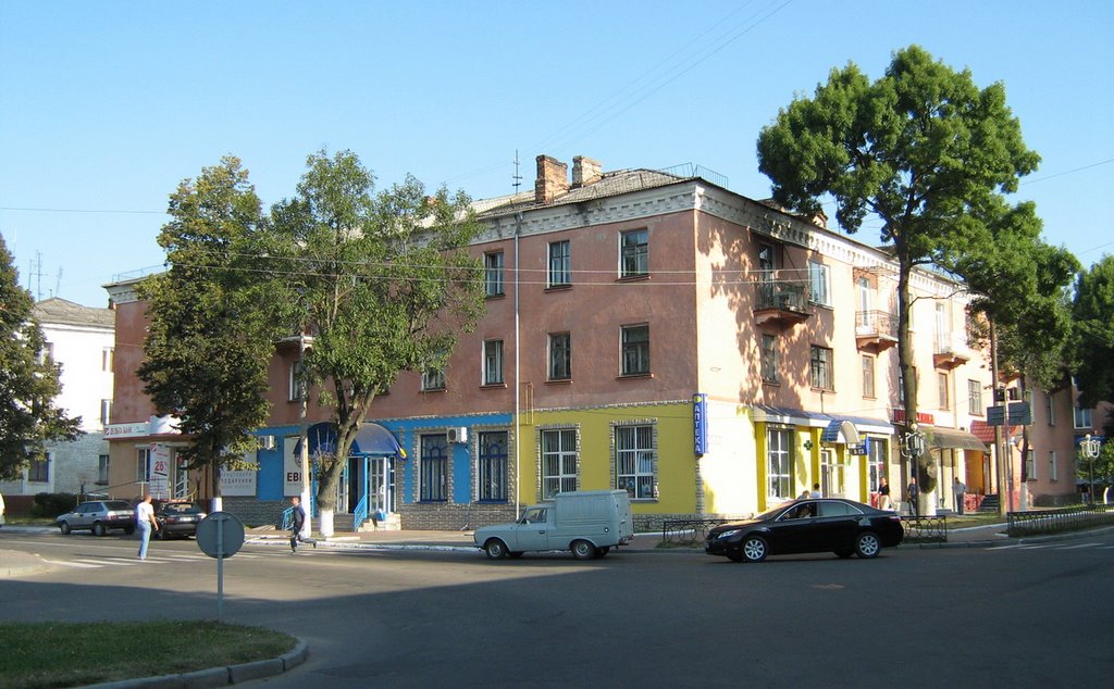 ►Кольоровий будинок з магазинами, Нововолынск