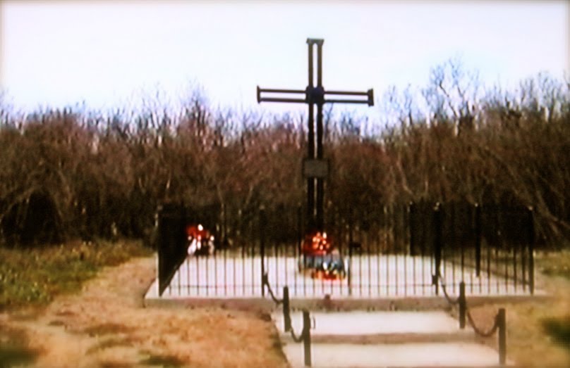 Turyjsk 2004, od niedawna już wyraźnie wiadomo, że między krzakami i drzewami znajduje się cmentarz, Турийск