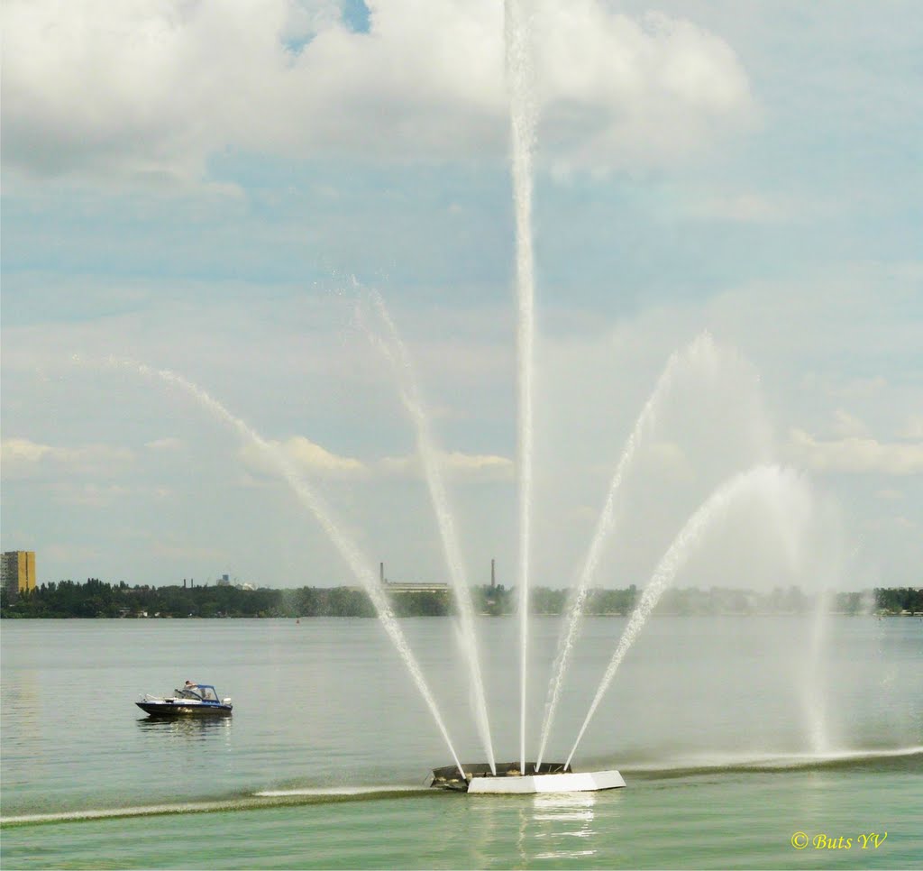 Light and music fountain "White Swan" near the hotel "Dnipropetrovsk" Светомузыкальный фонтан «Белый лебедь» вблизи отеля «Днепропетровск», Днепропетровск