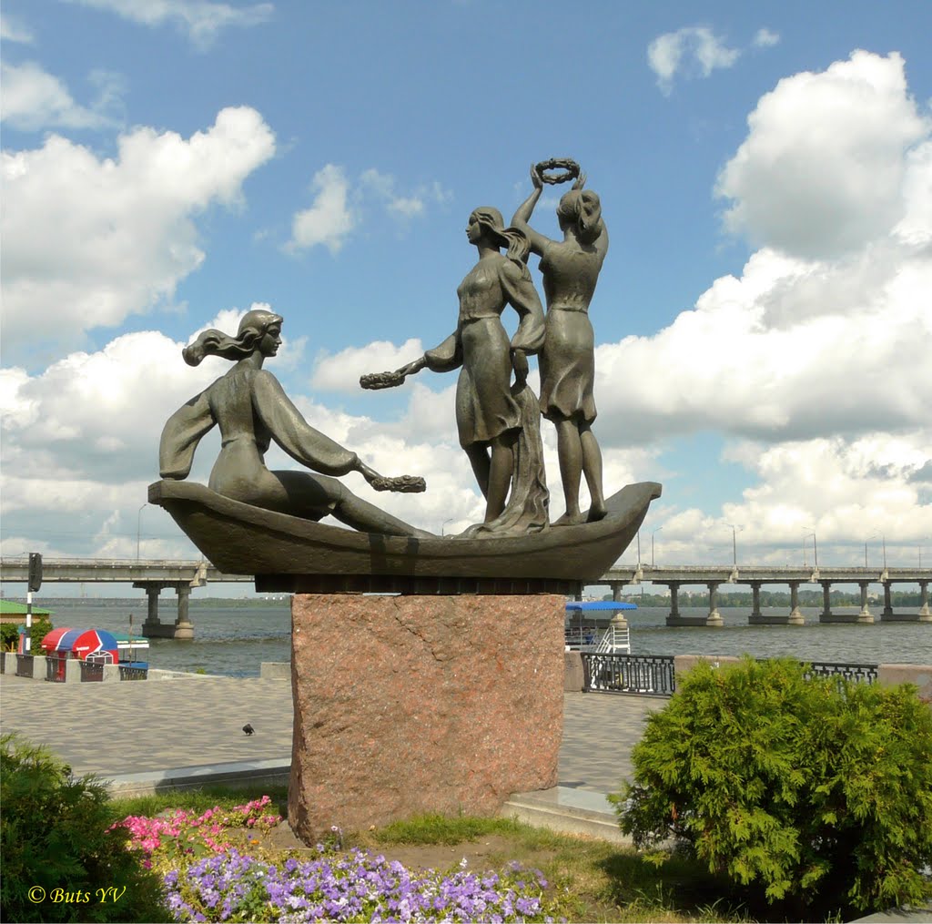 The sculpture "Youth of the Dnieper" on the Embankment near the Circus. Скульптура «Юность Днепра» на Набережной возле Цирка, Днепропетровск