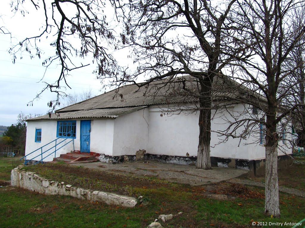 Колишня початкова школа у с. Інгулець (перестала функціонувати приблизно у 2009-2010 рр.) Нині будівля пустує. 2012, Ингулец