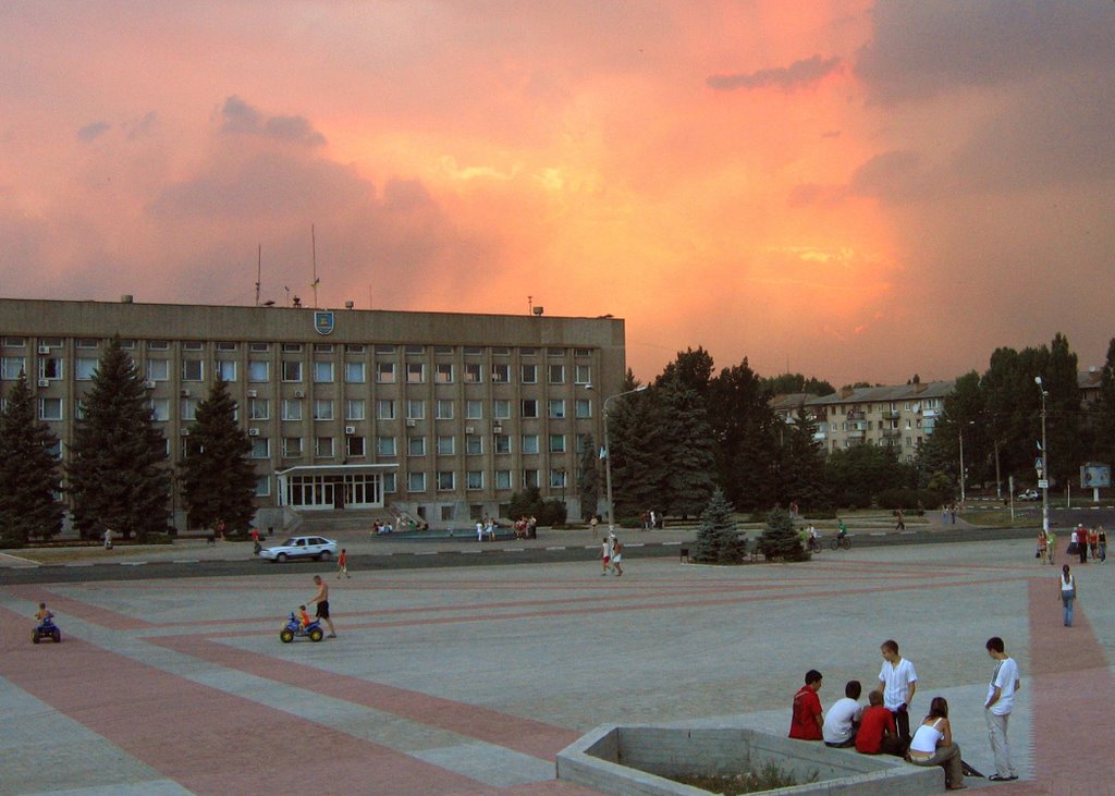 Закат на площади перед горисполкомом. Никополь, Никополь